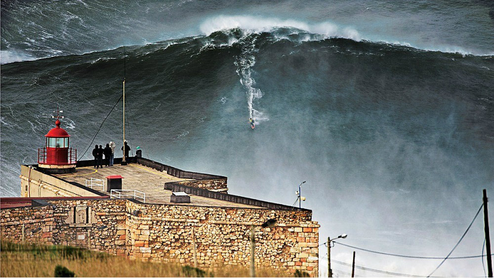 Nazare surf. Alles over deze legendarisch big wave surfspot in Portugal.